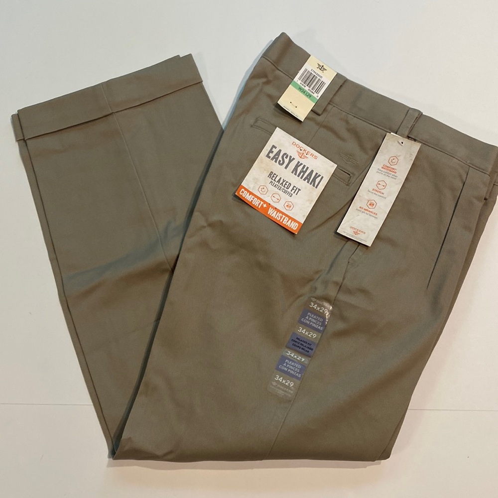 Dockers SZ 34 x 29 Relaxed Fit Pleated/Cuffed Khaki Pants New D8